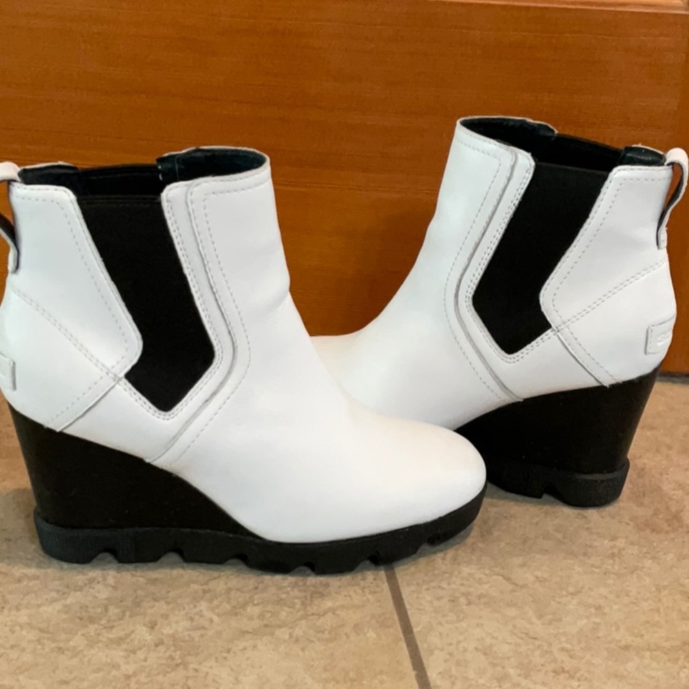 Sorel Women’s Uptown Chelsea Booties White Leather
